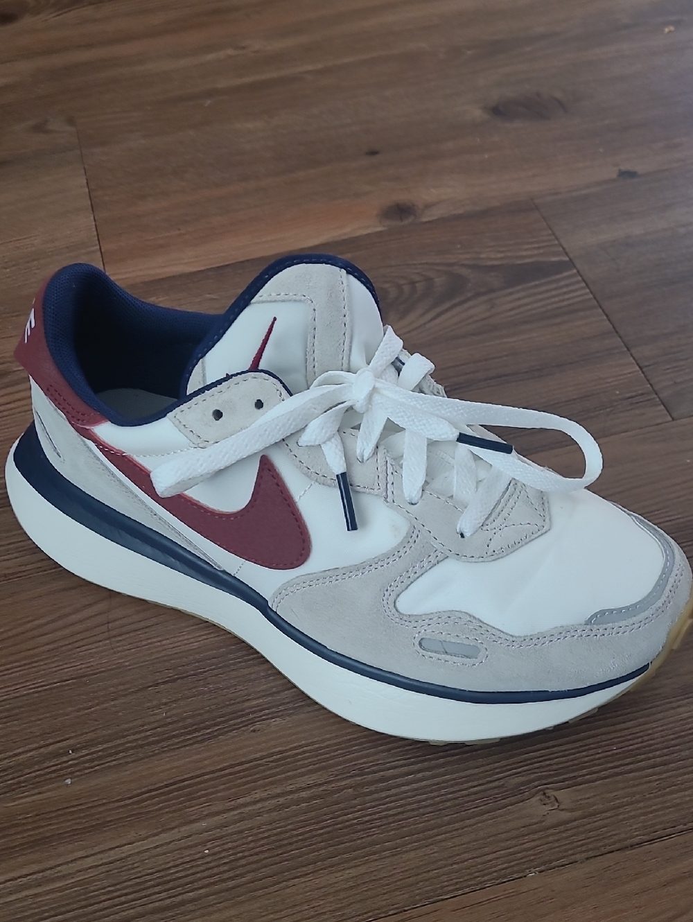 Nikeβ womenβs White/Navy/Maroon Casual Runner used good.